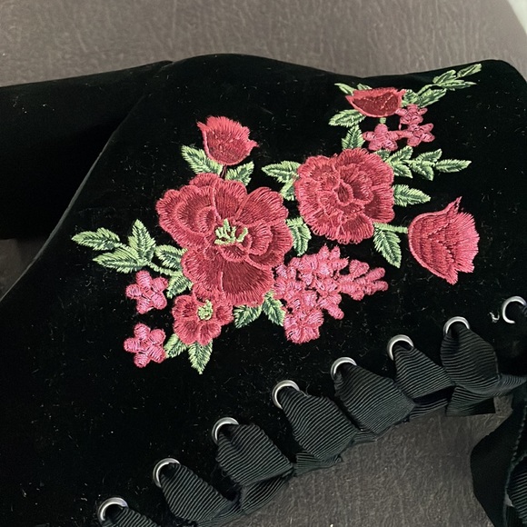 ISAAC MIZRAHI NWOT Black with Flower Design Velour Style Heeled Booties Size 9 - Picture 7 of 12